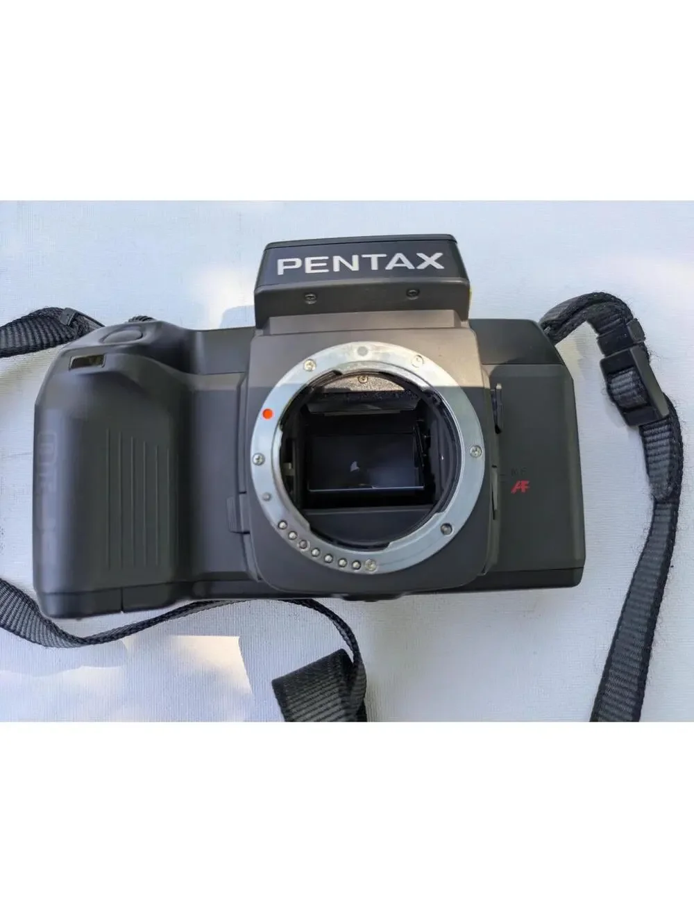 Pentax SF10 35mm camera, vivitar 28-70mm, 1:3.5-4.5 autofocus zoom, japan, as is
